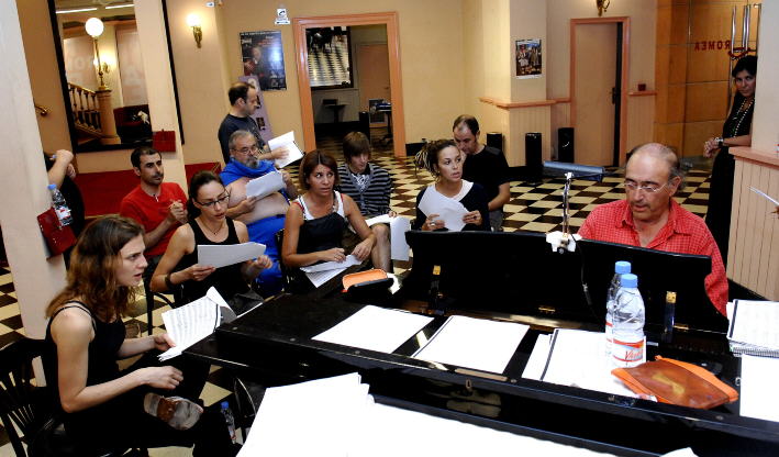 Carles Santos e gli attori della compagnia del Teatre Romea